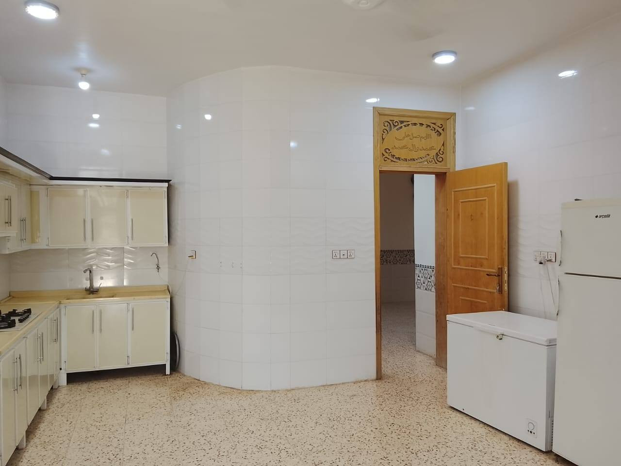 دار طابقين للبيع المساحه الكليه 300متر سند زراعي 25
يحتوي على 4غرف نوم صاله ومطبخ وهول الارضيه والازار

 سيراميك بناء نضيف ومرتب السقف كونكريت مسلح 

حديقه وكراج سياره

الموقع حله سياحي قرية كويخات

للاتصال/ ***********
للاتصال/  ***********
