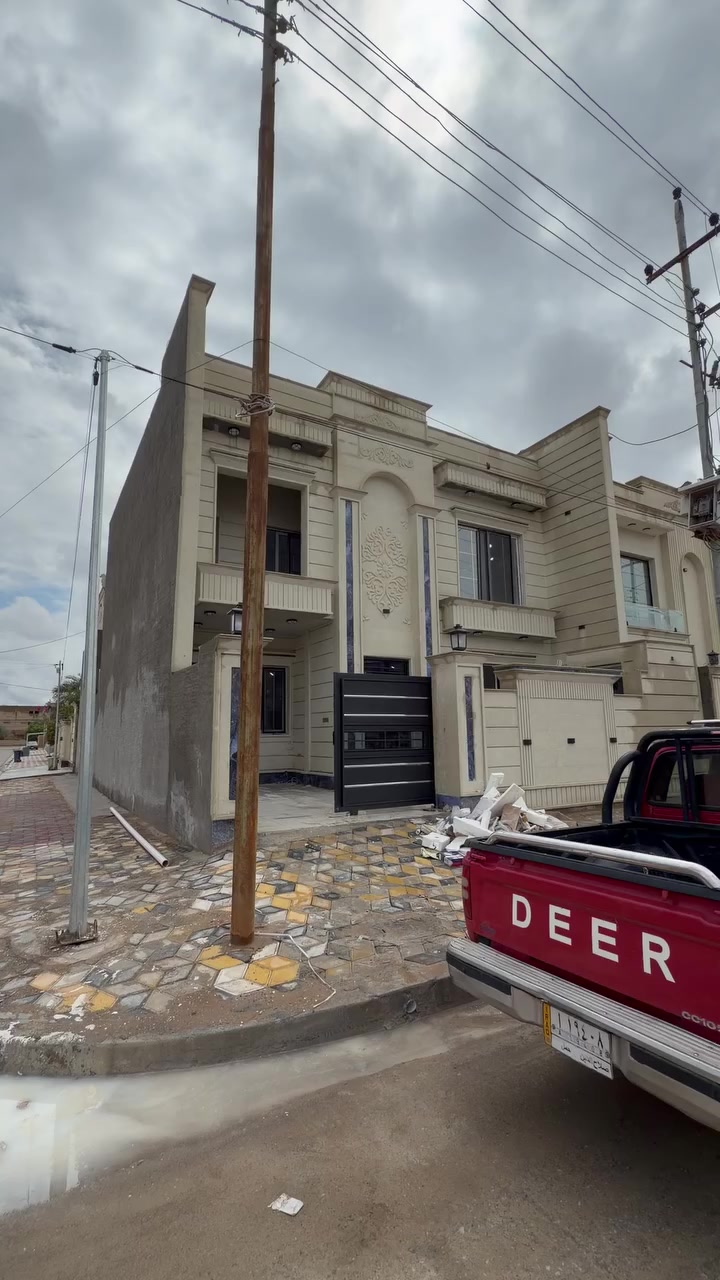 دار للبيع في تكريت القادسية خلف قاعة جليل القصاب
المساحة 200 متر واجهة 10 نزال 20م ركن 
شارع 20م قريب من شارع العام الدار على خدمات
يتكون الدار من 
5 غرف نوم 🛌 
واستقبال ومطبخ وكراج
الدار شغل فول 
ثلاث مجاميع صحية
واجهة حجر حلان اخضر
ارضية بورسلين هندي 
شبابيك خارجية قاصة ابواب داخلية تركي
سحب مغربي+شبابيك ألمنيوم
نضام جزامة + نضام غاز + نضام صحيات دفن
للاستفسار الاتصال/***********
