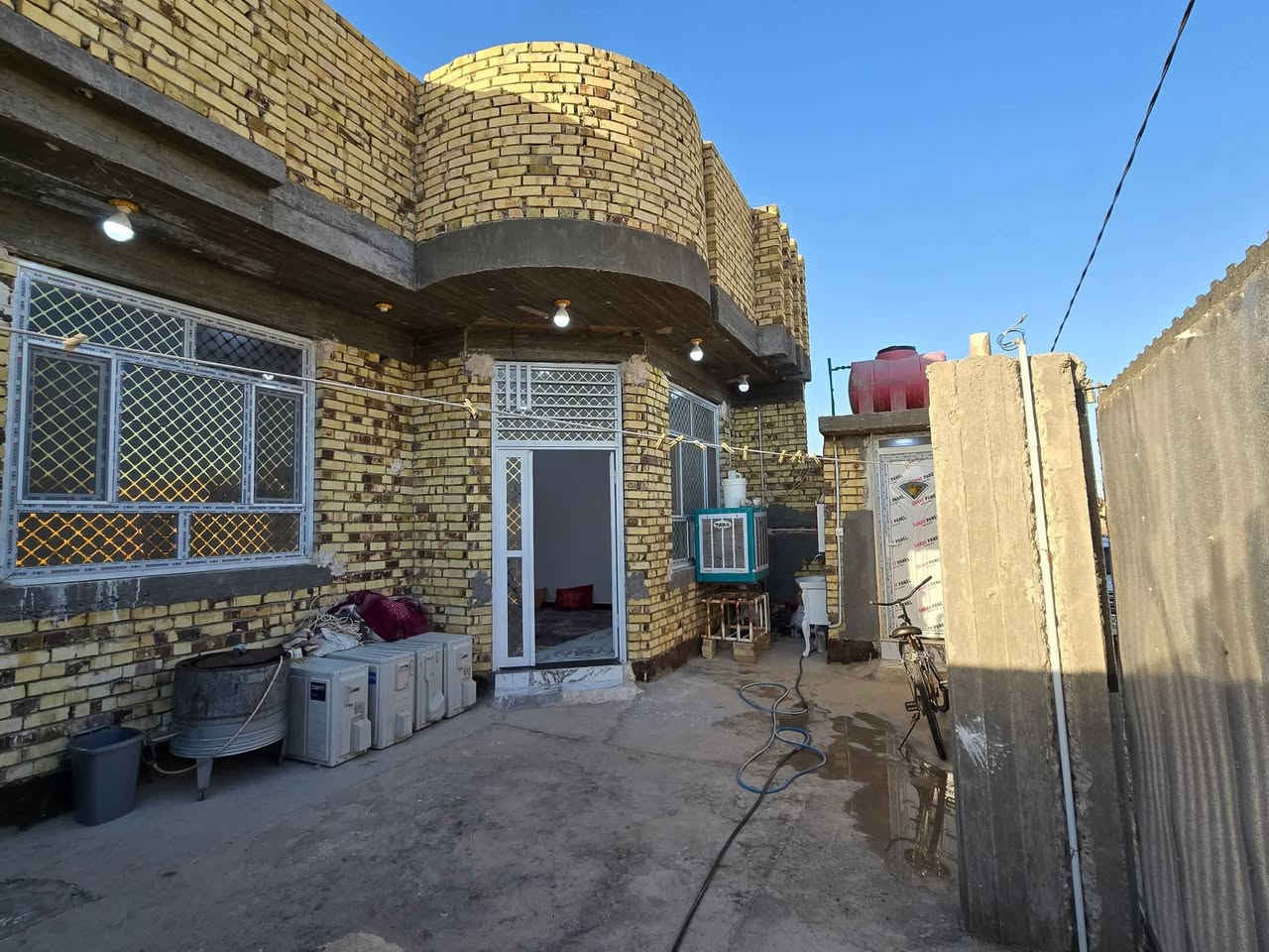 دار للبيع مساحه 200 م
طابو زراعي سند 25 بإسم البائع 

غرفتين نوم ، استقبال ، صاله ، مطبخ ، مجمع صحيات خارجي وداخلي 

بناء حديث طابوك جاهز من كلشي عده ملاحضات بسيطه 

عرض الشارع 8م

الموقع : شارع 89 بعليان 

للاستفسار : ***********
