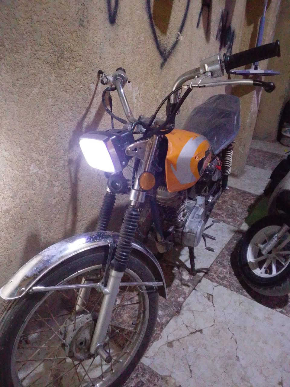 سلام عليكم دراجه يراني أوراق البيع مديل 12 مكاني البصرة الكزيزه  سعر550 رقم الهاتف ***********
