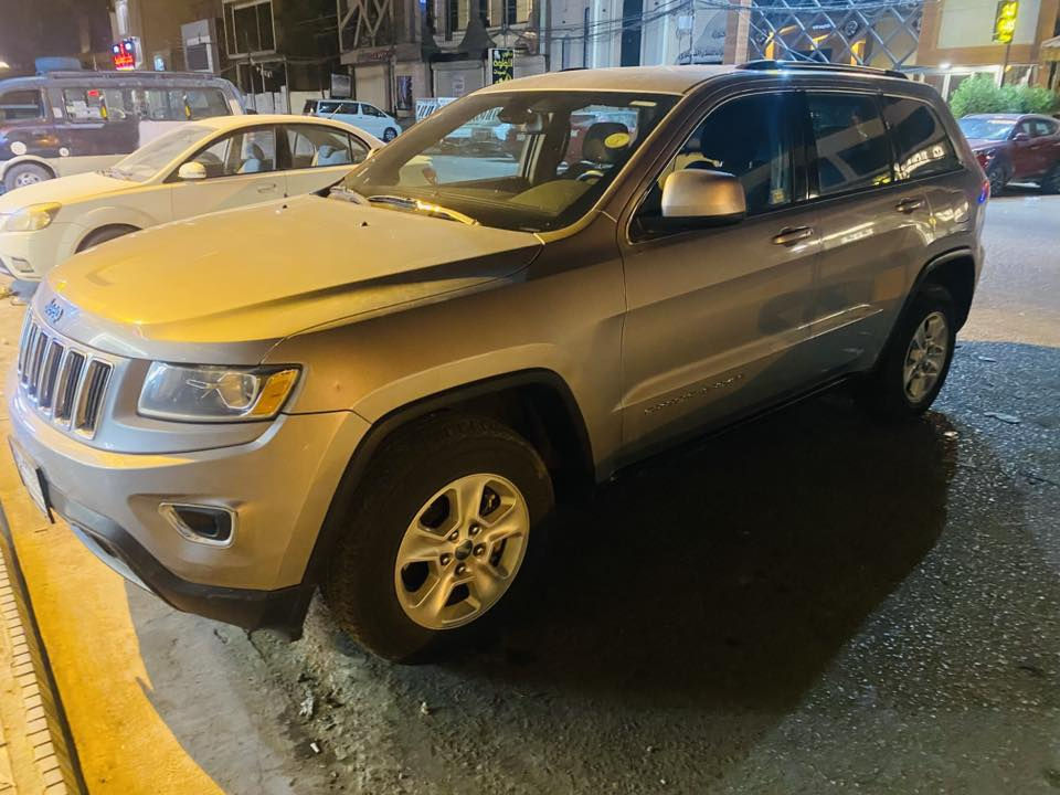 جيب كراند شيروكي لاريدو موديل 2016 كلين تايتل رقم بغداد لون رصاصي بيها طختين هنا بالعراق بسيطات جدا وانصبغن على أثرهن فقط
السيارة كير ومحرك وتبريد كله مكفول وبجمها كبس السيارة بدون ايرباك ايرباكاتها كلها سليمة   
السيارة رايدها مراوس بتاهو موديل 15 او 16  
ونتفق على الفرق 
للاستفسار ***********
