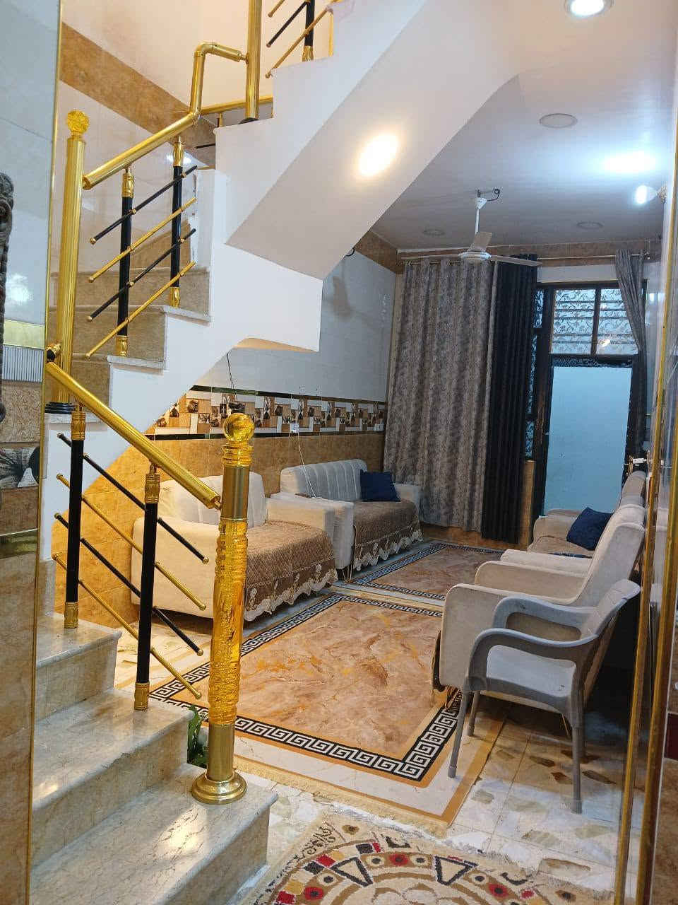 سلام عليكم 
البيت البيع بل دوانم ورة سجى قرب المصتوصف بل فرع لي بعد شارع ابو الحرار مقبيل بيت سيد نور 
البيت يحتوي  على توليت خارجي  ستقبال كبيرة غرفة نوم  هول مطبخ حار بارد حمام  بل طابق الرظي 
الطابق الاول يحتوي علة 
3 غرف نوم كبيرات+ غرفة صغيرة  حمام  بيتونة كبيرة صطح شتايكر  فول عازل فوم 
شغل درجة اولى فول رفت السقوف رباط سقف  خدمات كاملة ماء مجاري كهرباء 
مساحة 125. الاستفسار 
عل رقم بي واتساب 
***********
