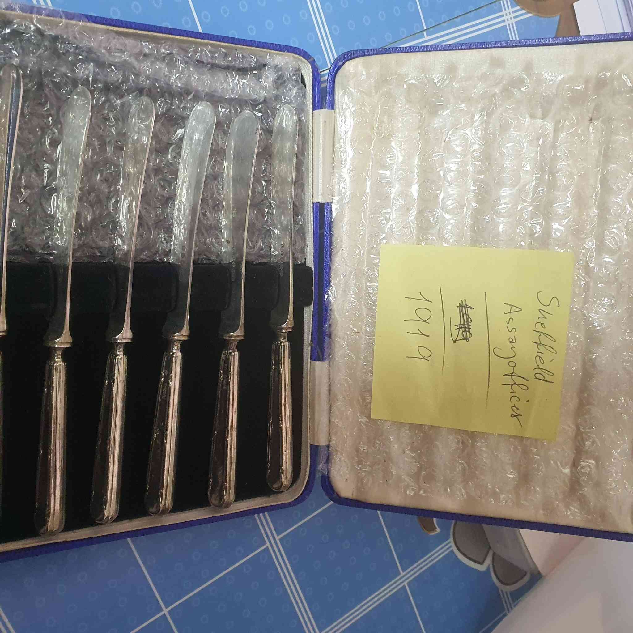 مجموعة سكاكين زبدة انتيكا من عام ١٩١٩ فضة بالكامل عيار ٢٩٥ ست قطع 
للتواصل على الخاص او الواتساب ***********
