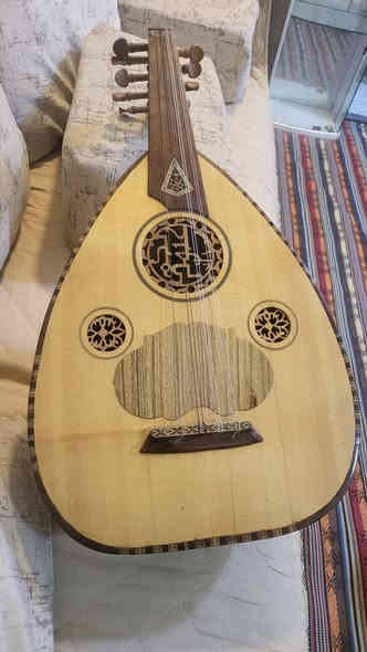 عود للبيع عراقي صناعه نجم عبود حجم صغير نظيف كلش 
سعر ٤٠٠ الف
***********
