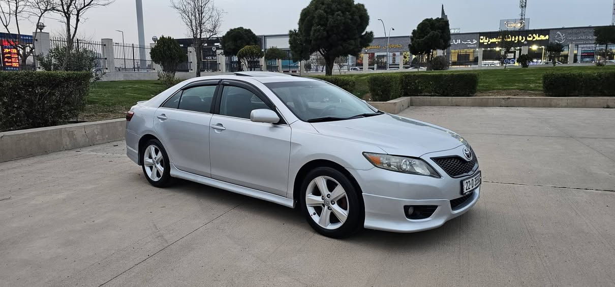 کامیری مۆدیل 2010ی مواسەفات امریکی 
فول مواسەفات سپۆڕت بیلادی 
 سلایت . سپۆڕت . ناوڕەش . کوشن کارەبایی . سوکان سپۆرت . تەحدید سورعە . سوکان ڤۆلیۆم . حەساس. ویلکەپ . بلاجیکتۆر. 
سەیارەکە نمونەیە لە جوانی بەس دەعامیەکانی تازە بۆ جوانی بۆیاغم کردۆتەوە دەنا وەک و بۆیاغ دەعامی بۆ دەعامی بەشەرت. قەترە بۆیاغی نیە.
چاملغی پێشەوەی سەیاق بتسێک تەعدیلی هەیە بێ لێدان. 
مەکینەی نەکراوەتەوە تەنها قەپاغی سەرێی نەبێ  لە ساردیش دەنگی دیجیتەڵی نیە
دوکەڵ و بوخاری نیە گێرو مەکینەو تەبرید  بەشەرت .  4تایەی نوێی لە بنە. 
چرکەی تێدا نیە سەیارەکی زۆر نەرم و خۆشە. زۆر بەرچاویشە ماشاءلله ی دەوێ.
ڕەقەم هەزە سەنەوی ژینگە هەمووی نوێیە
هەزەی تا 30-5-2026تازەیە
سەنەوی و ژینگەشی تا 21-12-2026 تازەیە.
بەناو کردن و غەرامە بەشەرت. 
سعری 130$ وەرەقەو مەجالی تێدایە
لە هەولێر دادەنیشم. ژمارەی مۆبایل+ڤایبەر+واتساب
*********** أربيل, العراق
