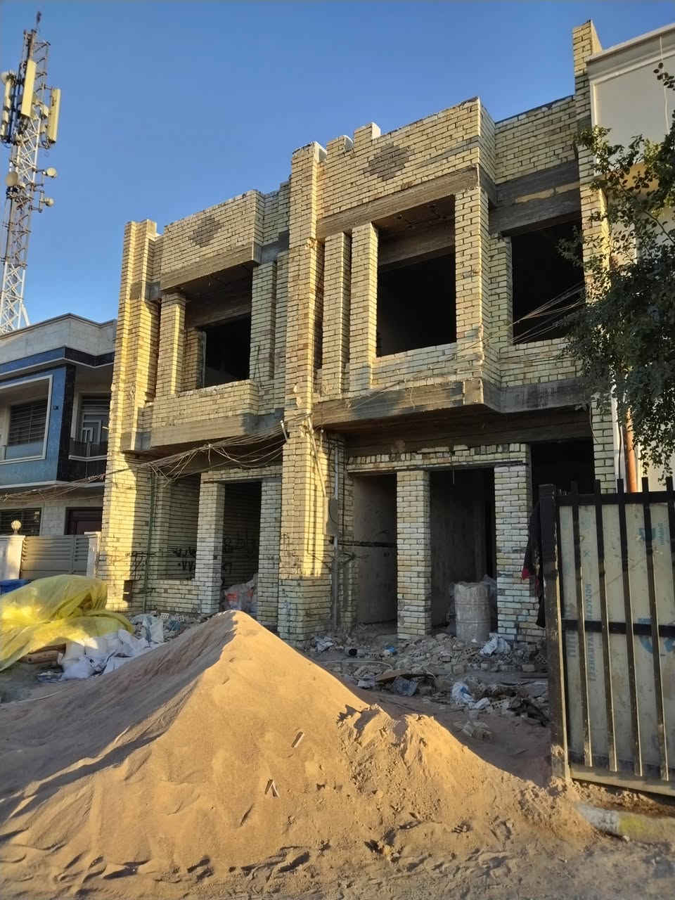 للبيع منزل مساحته 75متر طابو ملك صرف واجهه 5نزال15 مقابل ساحة تشجير /تستلمه كامل/
يحتوي ع 4غرف وحمامين واستقبال ومطبخ 
العنوان بغداد حي الجهاد 
الاساتذه 🔥

خلف الاربع شوارع مباشر

الاستفسار ***********
