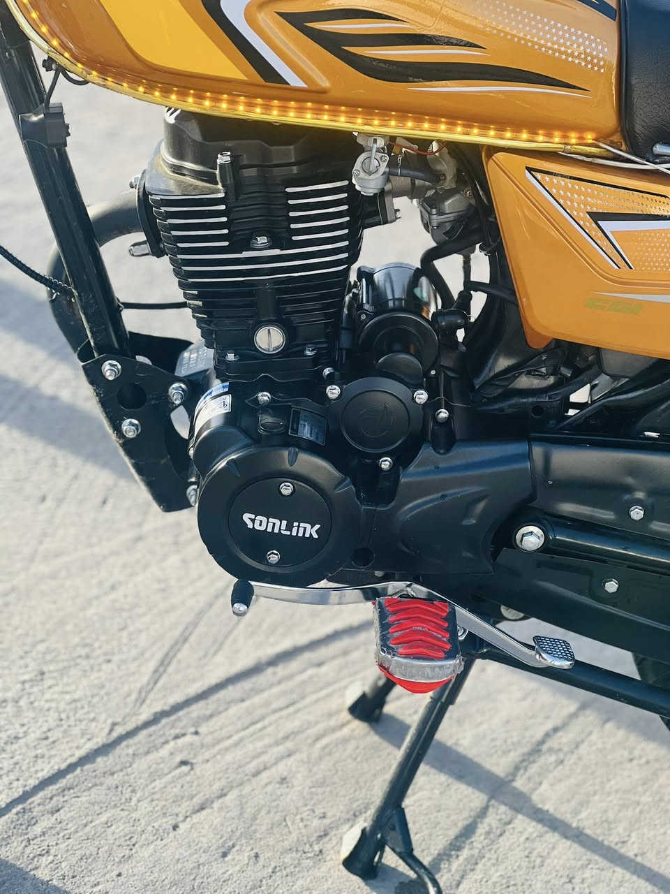 السلام عليكم

للبيع أيراني سونك موديل 2025 محرك 200  ممفتوح دراجه بلاديه كهربائياته كلها شغاله تايرات جدد بعدهن السعر 925وبي مجال بسيط مكاني رمادي شارع 40 

للستفسار ***********
