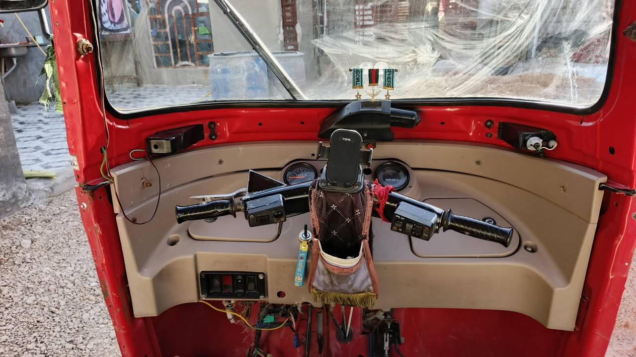 السلام عليكم من رخصت صاحب الكروب تكتك للبيع مديل2017 أوراق أصولي  مكينه عشرين تخم تاير جديد مكينته كفاله لاتنقيص ولاتبخير السعر خاص ***********
