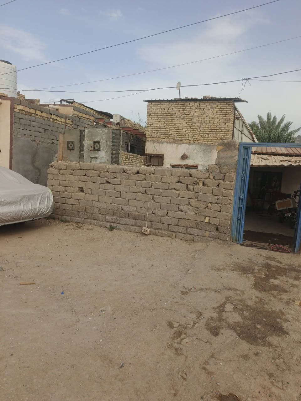 سلام عليكم  بيت للبيع مساحته 280 بناء غرفه وصاله جبيرا ومطبخ وستقبال وطارمه كلش جبيرا  مكانه سديناوية ورا جسر قرب مدرسه تعاون على تبليط بيت مرتب سعرا اتصال على الارقام او مراسلة صفحه.  
***********////***********
