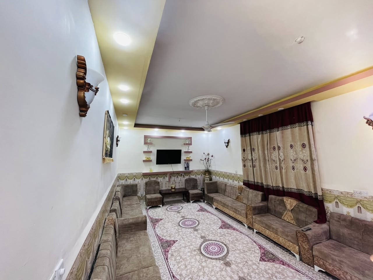 بسم الله الرحمن الرحيم 
دار سكن طابو زراعي 300م طابقين 
على الشارع الصيني 
مجاور مدرسه المبادئ
يحتوي على ( 4 غرف نوم ) 
استقبال+هول+ صاله +كلي دور 
صحيات داخلية + خارجية - بناء ابلوك الطابق الاول وعكاده درجه اولى + صب الطابق الثاني 
ماء - كهرباء 
للاستفسار والاتصال  
***********
***********
#مكتب_انوارالمنتظر_للعقار 
واسط - الزبيدية - شارع الكراج عمارة سيد هاشم سيد تركي
