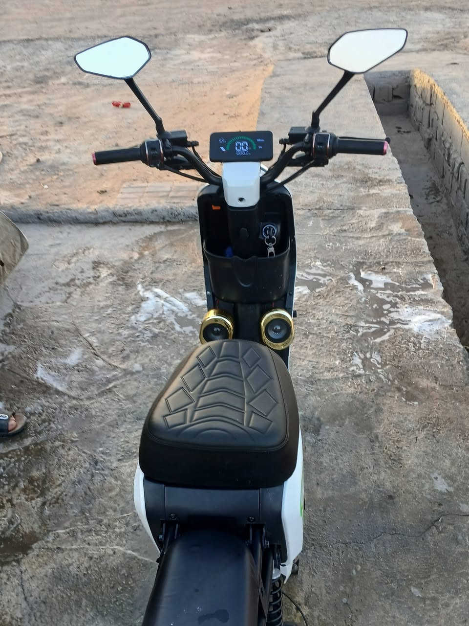 للبيع دراجه R9 نضيفه باتريات جدد السعر 400 🔐مكان  الزبير ***********
