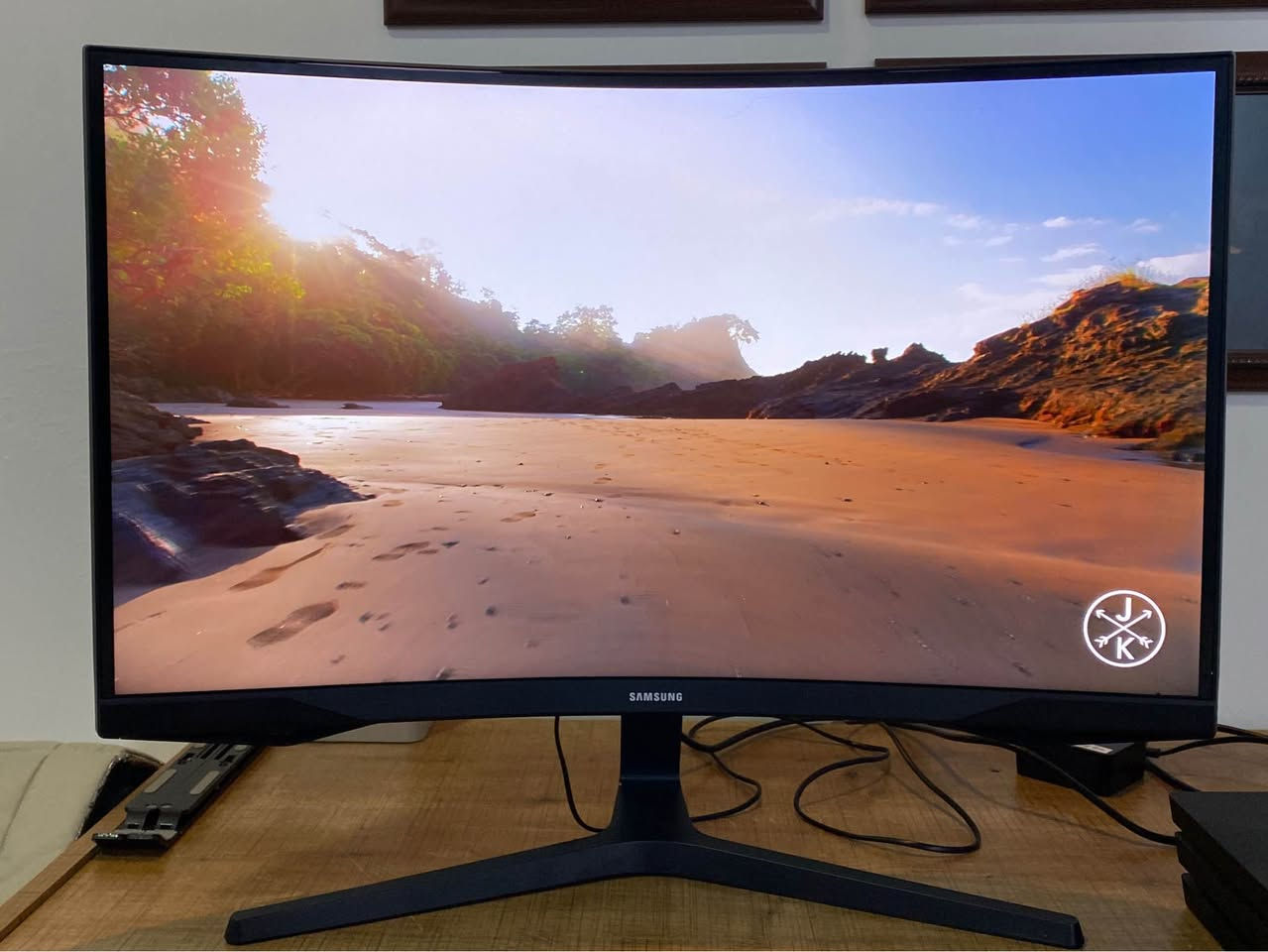 Display
 • Screen Size: 27 inches
 • Panel Type: QLED VA
 • Resolution: 2560 × 1440 (QHD / 2K)
 • Curvature: 1000R curved screen
 • Aspect Ratio: 16:9
 • Brightness: ~600 nits peak (HDR)
 • Contrast Ratio: ~2500:1

Performance
 • Refresh Rate: 240 Hz
 • Response Time: 1 ms (GTG)
 • HDR: VESA DisplayHDR 600
 • Adaptive Sync:
 • NVIDIA G-SYNC Compatible
 • AMD FreeSync Premium Pro

Color
 • Color Technology: Quantum Dot (QLED)
 • Color Coverage: ~95% DCI-P3
 • 10-bit color support (8-bit + FRC)

Ports
 • 1 × DisplayPort 1.4
 • 1 × HDMI 2.0
 • 1 × USB 3.0 hub
 • 3.5 mm headphone jack

Gaming Features
 • Low Input Lag Mode
 • Black Equalizer
 • Dynamic Brightness
 • Crosshair / Game assist 

نرخی ٢٨٠ هه‌زار و مامه‌ڵه‌
گه‌یاندن به‌رده‌سته‌ بۆ هه‌موو عێڕاق

WhatsApp / Telegram / Viber
(***********) كويسينجاك, أربيل
