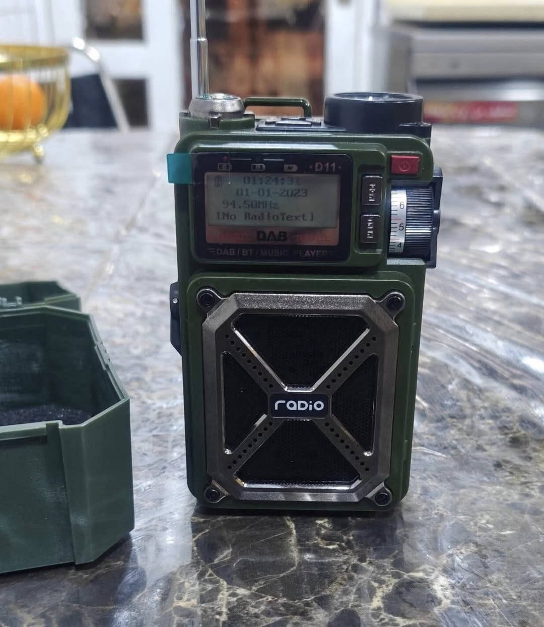 الجهاز الراديو  الذي لا يخذله الوقت ولا تنفذ منه الطاقة؟ نقدم لك الراديو العسكري المتكامل  التحفة التقنية المصممة خصيصاً للمهام الصعبة والمغامرات الاستثنائية.
🔋 منظومة طاقة ذكية
(لا تعرف المستحيل)
الجهاز مزود ببطارية ليثيوم داخلية ضخمة بسعة 4000mAh، تمنحك ساعات طويلة من العمل المستمر. والأهم هو تعدد طرق الشحن:
الشحن الشمسي (Solar Panel): يشحن نفسه ذاتياً بمجرد تعرضه لضوء الشمس. حتى الضوء الغرفة العادي
المولد اليدوي (Hand Crank): هندل ميكانيكي لتوليد الطاقة يدوياً في أحلك الظروف.
شحن USB: منفذ سريع للشحن التقليدي من أي مصدر طاقة.
خاصية الباور بنك (Power Bank): الجهاز يعمل كمصدر طاقة طارئ لشحن هاتفك المحمول عبر منفذ USB المدمج، لتبقى على اتصال دائماً.
📡 قوة استثنائية في التقاط الإشارة
يتميز  بهوائي (Antenna) تلسكوبي طويل وفائق الحساسية، صُمم لالتقاط أضعف الترددات في المناطق الجبلية والبعيدة.
يدعم البث الرقمي الحديث DAB+ لصوت نقي كالكريستال.
يدعم موجة FM   التقليدية لتغطية شاملة لكل المحطات العالمية والمحلية.
🔦 أدوات الملاحة والنجاة المدمجة
كشاف LED احترافي: إضاءة مركزة قوية جداً بمدى واسع، مثالية للتخييم أو السير ليلاً.
بوصلة دقيقة: مدمجة في أعلى الجهاز لتحديد الاتجاهات بدقة، لا غنى عنها في المناطق التي لا تتوفر فيها تغطية GPS.
💼 الفخامة والصلابة (الحقيبة والجسم)
جسم الجهاز: مصمم بهيكل "Army" متين مقاوم للصدمات والظروف الجوية القاسية.
الحقيبة الخاصة: يأتي الجهاز مع حقيبة فاخرة ومبطنة، مصممة خصيصاً لحمايته من الصدمات والخدوش، مع حزام متين لسهولة الحمل في الرحلات الطويلة، مما يجعلها قطعة تكميلية تزيد من فخامة المنتج.
📋 المواصفات التقنية باختصار:
البطارية: 4000mAh (قابلة لإعادة الشحن + تعمل كباور بنك).
الإضافات: بلوتوث 5.0، مدخل كارت ذاكرة (TF Card)، منفذ سماعات أذن.
الشاشة: ديجيتال لعرض الترددات ومستوى البطارية بدقة.
نظام الطوارئ: زر SOS لإصدار إنذار صوتي وضوئي عند الحاجة.
ملاحظة التوصيل لكل العراق فقط
للحجز والاستفسار عن السعر يرجى التواصل على الخاص


**إذا كنت صاحب هذا الإعلان وتريد حذفه لأي سبب، رجاءا أرسل رسالة إلى الدعم الفني**