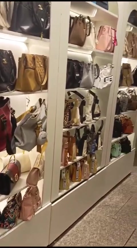 محل ايجار سنوي 
 مع اعفاء شهرين من الايجار 

موقع المحل باب المعظم 
مجاور مجمع الكليات داخل القيصرية الاولى المؤدية الى كراج باب المعظم 
المحل يبعد 100 متر تقريبا عن الباب الرئيسي للمجمع 

مساحة المحل  الواجهة 3  والنزال 9 

المحل يصلح ان يكون 

مكتب تلفونات وصيانة 
محل عطور مركزة 
محل كوزمتك 
محل حقائب نسائية واحذية 
محل ملابس نسائية  او رجالية 
مكتب استنساخ 

للتواصل خاص او على الرقم 

***********
