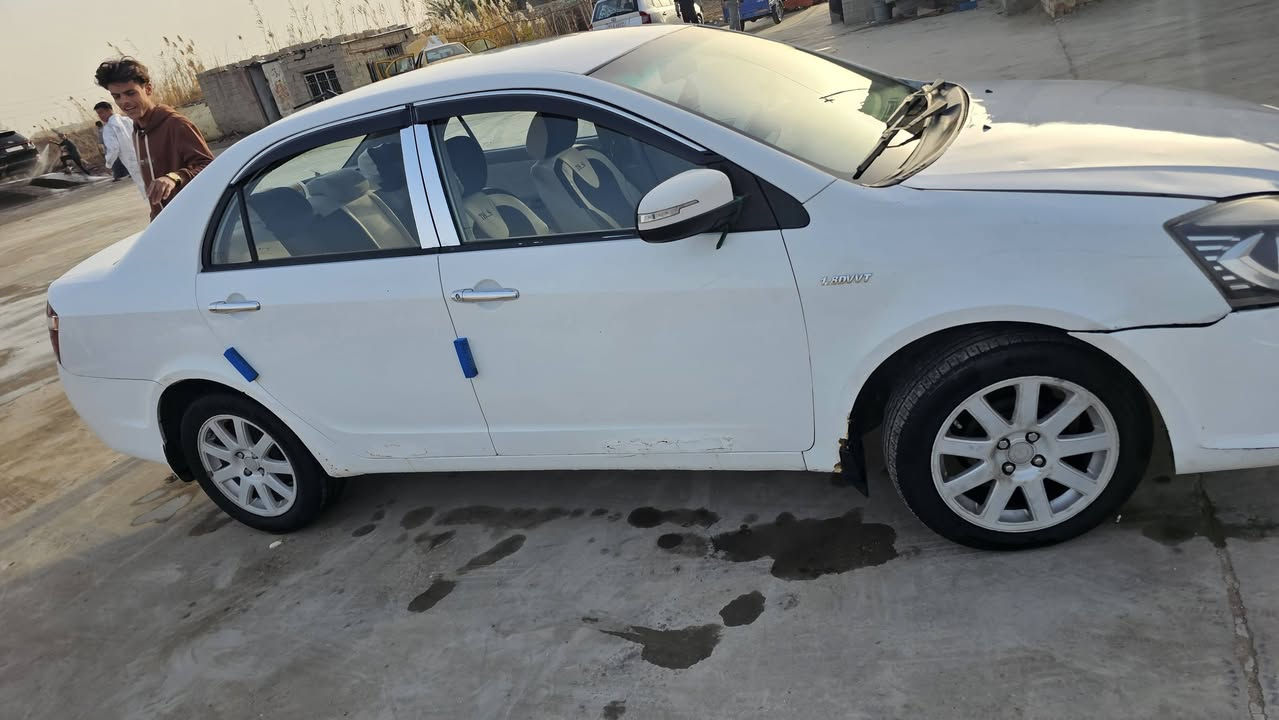 السلام عليكم للبيع جيلي موبل اوتو ماتيك موديل 2013 رقم نكليزي سيارة مكفوله من الحادث فقط جاملغ بيه صبغ شويه  اثر شخوط  سيارة خيرمن الله مكينة بلاديه حداديه جديده تخم تاير كهربائيات مكفوله فقط الكير يفلت مايعبر الرابع مرات تعبر ومرات ماتعبر السياره راعيهه موجود ويريد مداور  ... مراوس  حسب القناعه او بيع السعر 50 وبيهه مجال  مكاني ديوانيه ***********
