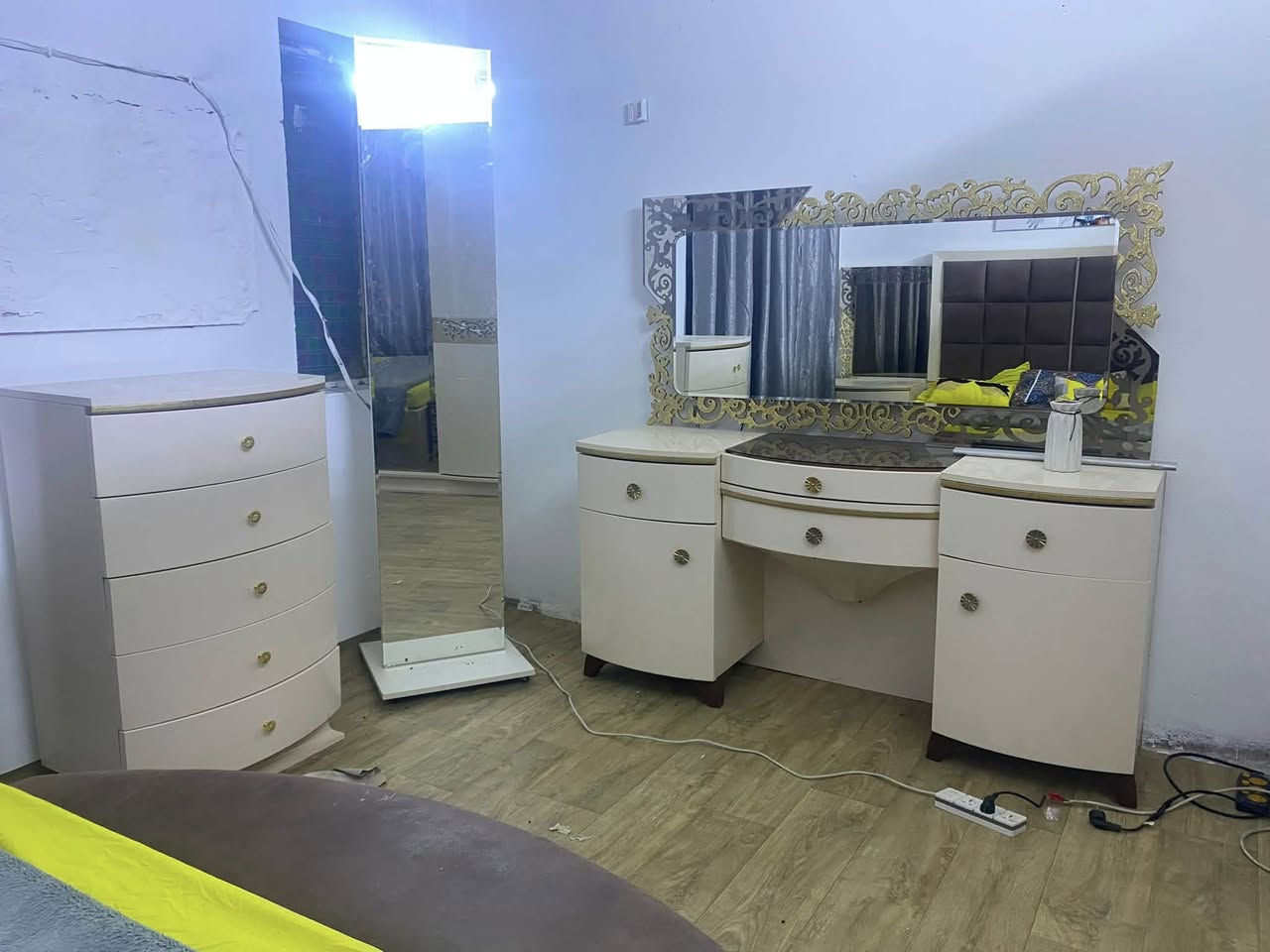 سلام عليكم غرفه تركية ثقيله 8قطع السعر 800 وبيها مجال للشراي بغداد الدوره ***********
