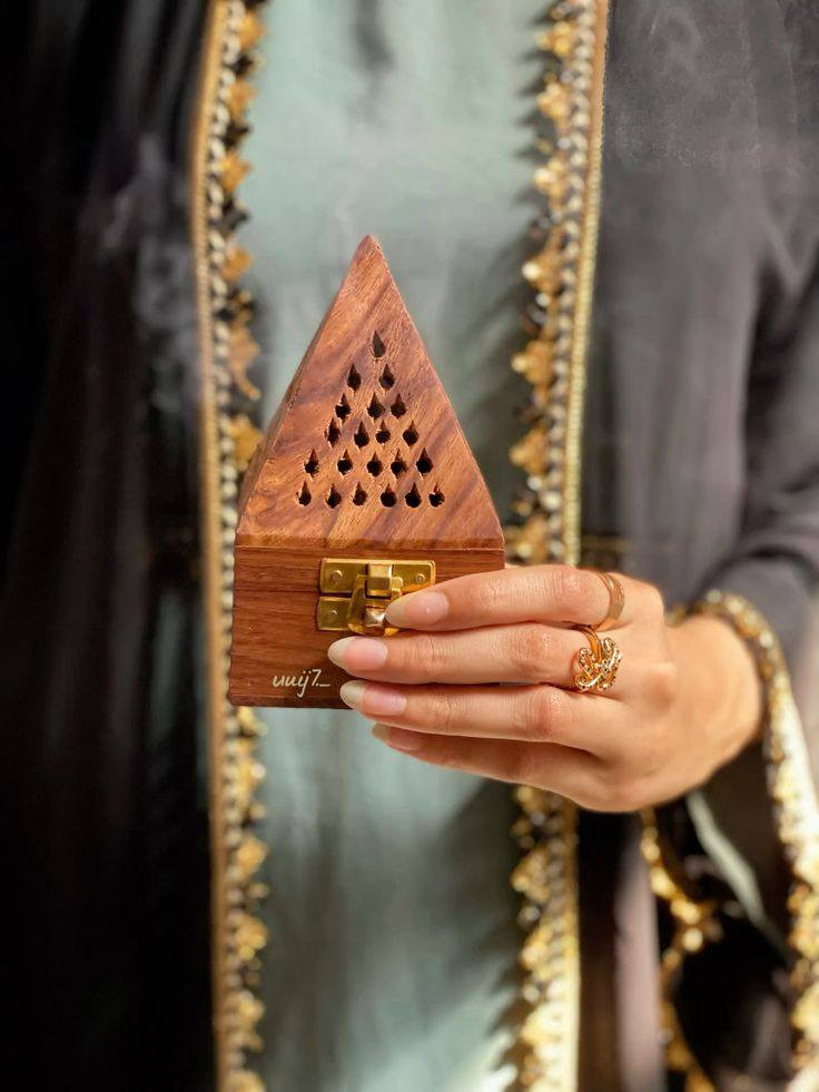 '' تبخري وخلي للعود هيبة '' 
المبخرة الخشبية المطلوبة دائما وميروح موديلها سبب جمالها وفخامتها ✨️
الحجم الصغير
السعر : ٥ ونص فقط
الكمية محدودة 
متوفر في 
Shine On 🔮 حيثُ للتألقِ عنوان 

 🌸 بوتيك شاين اون للاكسسوارات والعطور النسائية والرجالية 

اكسسوارات "نسائية ، رجالية " _ عطور _ ميك اب  _ حقائب - هدايا
المتجر مفتوح من الساعة 3 ظهرا ولغاية ال 11 ليلا

خدمة حجز الطلبات متوفرة طول اليوم وعلى مدار 24 ساعة

يتوفر خدمة تغليف الهدايا واختيار الهدية حسب الطلب ❤🌹🌺 

💥للحجز والاستفسار مراسلة الصفحة 📥
او الاتصال واتس اب
***********
—————————————-
💥توصيل لكافة انحاء العراق 🏎
خانقين 2000 دينار والمحافظات 5000 الاف دينار
موقع المحل : خانقين تولة فروش شارع السايدين
مقابل تربية كوردستان 
Khanaqin , Diyala , Iraq 📍
.
.
.
.
#تولة_فروش #reels #محل #خانقين #shine_on  حيثُ_للتألقِ_عنوان بوتيك_شاين_اون  مستلزمات_نسائية كوزمتك عطور ملابس اكسسوارات حقائب ترند العراق خانقين بوتيك هدايا
