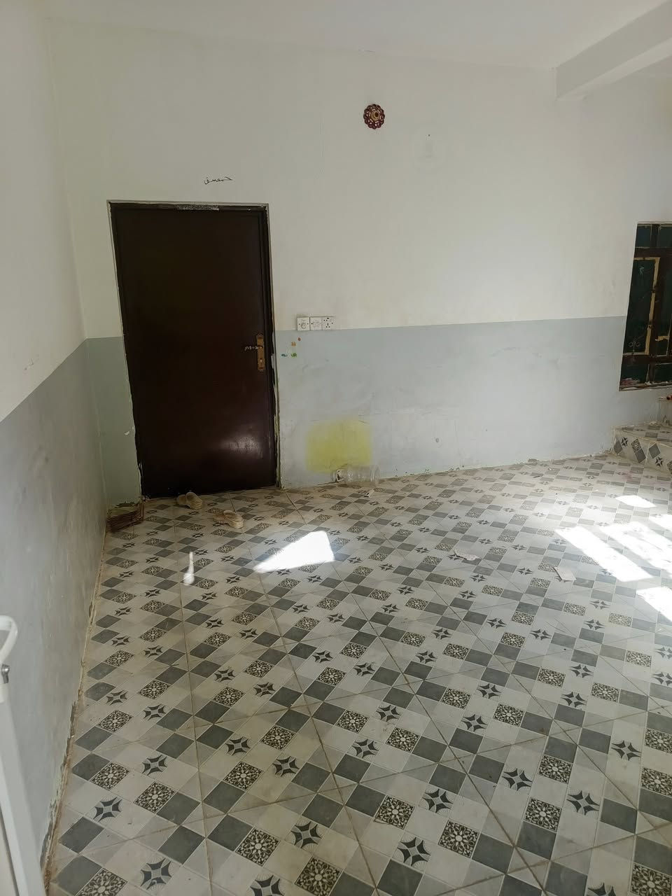 سلام عليكم بيت يجار ٦٥ متر غرفه وصاله مطبخ وتخاريج العنوان حي ميسان شارع زوار يجار البيت ١٥٠ قفل مكتب مرتضى ***********
