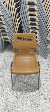 مستعمل جديد تقريبا العدد 200 كرسي للتواصل..07721008887
