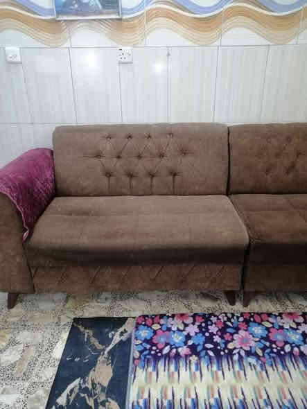 السلام عليكم عندي تخم ٨ مقاعد اثنين كبار ووحدة ام المقعدين نظيف بلوك اي ضرر مابي وديوان ٩مقاعد التخم ب٥٠٠ والديوان ٣٠٠ بيهم مجال للشراي *********** مكاني الشعب
