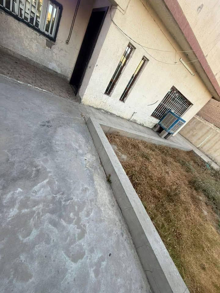 #دار #للبيع طابق واحد المساحة (400) متر 
♦️طابو صرف 
♦️واجهة (20☆20)  
   شارع عريض موقع مميز 

♦️المحتويات: 
  (غرفتين نوم هول استقبال مطبخ صحيات داخلية وخارجية كراج وحديقة ) 

♦️عنوان الدار : القادسية الاولى مقابل مجمع مالك خلف التجاري  

♦️للاستفسار الاتصال :*********** متوفر واتساب 

♦️او زيارة مكتب اراز للعقار 
  القادسية الثانية سايدين المرور القديم مجاور حلويات كولدن سويت
