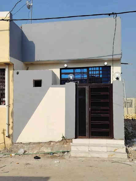 مكتب النور للعقار بيت للبيع 
عنوان البيت مقابل ملحق قرية الغدير 
***********
تفاصيل البيت 👇👇المساحه 50متر 
#البيت  نجف الاشرف 
سعره 20وبيه مجال 
#غرف نوم عدد 1
#وصاله 1
#حمامات
 
#ملاحضة البيت بناء 2025
سند 25
#شارع عرض 10متر
ماء+كهرباء+كيبل ضوئي مقابيل +مولده+مدارس حكوميه واهليه ومول تسوق منزلي 

جميع الخدمات متوفره
للاتصال 
***********واتساب
