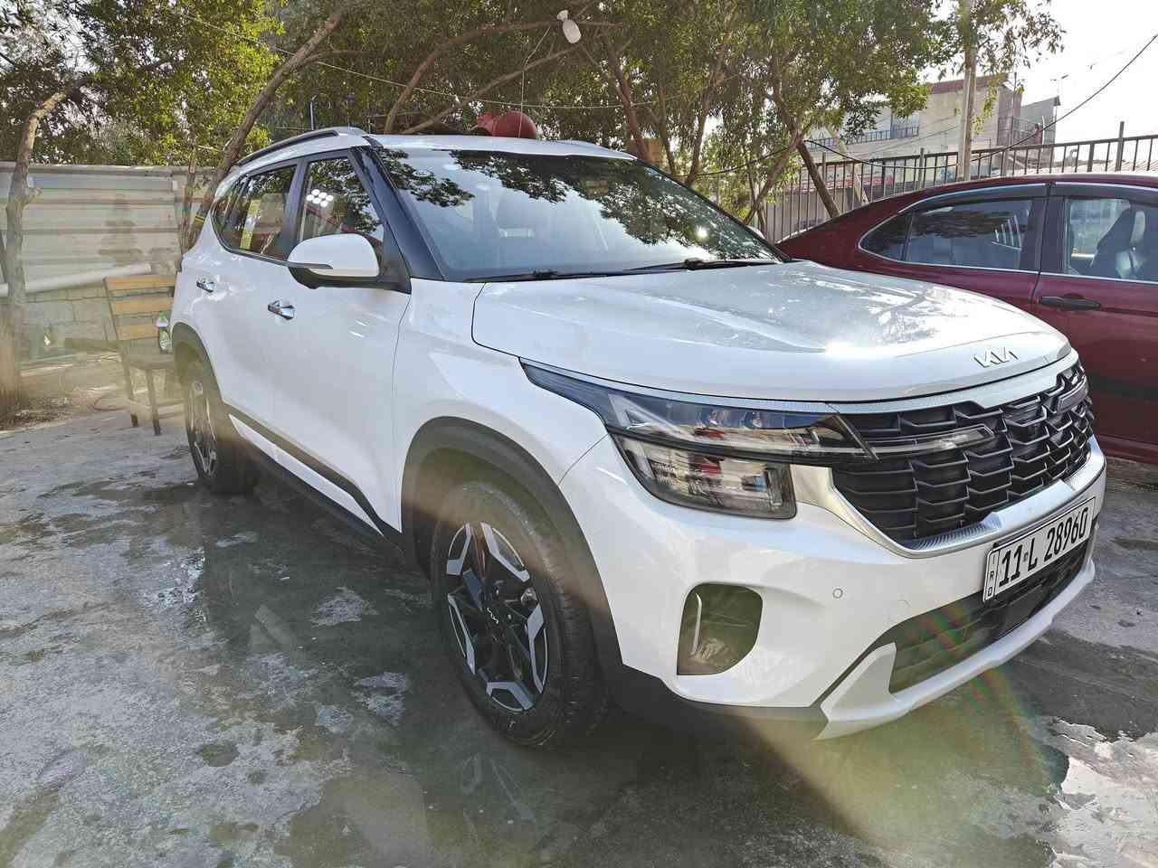 إعلان بيع سيارة كيا سيليتوس موديل 2024

السلام عليكم ورحمة الله وبركاته.

للبيع: كيا سيليتوس 2024 وارد الخليج (فول مواصفات)

· الحالة: وكأنها جديدة - ماشية 6,000 كم فقط.
· الضمان: مكفولة من كل شيء، واستلام شهر 1، وبضمان الوكالة. العدة والإسبير لم تستخدم.
· المدينة: بغداد (آخر إصدار).

---

المواصفات الأساسية المتكاملة (1/1):

· نظام بصمتين للفتح والتشغيل.
· سقف بانوراما.
· فرامل اليد الإلكترونية (بصمة).
· مقاعد جلدية مطعمة بلونين أنيقة.
· ميزة التثبيت على المنحدرات (Auto Hold).
· تشغيل ذكي بدون مفتاح (Auto Start).
· رادار أمامي للكبح التلقائي في الطوارئ.
· نظام تثبيت المسار.
· كاميرا خلفية + كاميرات محيطية (360 درجة).
· شاشة كبيرة متطورة متصلة مع لوحة العدادات (تدعم التطبيقات).
· حساسات محيطية (أمامية وخلفية وجانبية).
· تحكم صوتي بالأوامر.
· مثبت سرعة.
· وسائد هوائية محيطية.
· إضاءة LED عالية الجودة (الشباك + العدسات الأمامية).
· أغطية عجلات (ويل كاب) بلون التيتانيوم.
· إشارات مرور مدمجة في المرايا الجانبية.
· إضاءة داخلية LED.
· نظام مراقبة ضغط الإطارات.
· نظام منع الانزلاق.
· تكييف بارد جداً (دبل).
· منافذ شحن USB خلفية.
· تبريد للشاشة.
· ثلاث أنماط للقيادة (Drive Modes).

---

مميزات فريدة تختلف عن معظم السيارات الخليجية من نفس الموديل:

1. اللون: أبيض ميتاليك لامع (ليس أبيض عادياً).
2. الشاشة والعرض: شاشة متصلة ديناميكياً مع لوحة عدادات رقمية (دجيتال كلستر) متطورة تشبه الأنظمة الحديثة.
3. لوحة تحكم: شاشة تحكم منفصلة للتبريد مع أزرار فيزيائية مستقلة للتحكم بالصوت والراديو.
4. المقود: مصنوع من جلد طبيعي مع خياطة أنيقة، وليس بلاستيك.
5. نظام الكاميرات: 4 كاميرات محيطية (360°) عالية الدقة مدعومة بتقنيات ذكية لرؤية أوضح.
6. نظام صوت: متميز ونقي.
7. شاحن لاسلكي للهواتف.
8. إضاءة زينون أمامية قوية.
9. وظيفة ذكية: عند استخدام إشارة الانعطاف، تظهر الكاميرا الجانبية على الشاشة بدلاً من عدادات السرعة، مما يزيد الأمان.

---

· السعر: 18,800 دولار (قابل للتفاوض المعقول مع الجاد).
· للاستفسار أو المعاينة (مطلوب الجدية فقط):
  📞 ***********

---

ملاحظة: السيارة محفوظة وكأنها جديدة، وجميع خصائص الأمان والرفاهية تعمل بشكل ممتاز. فرصة ممتازة لمن يبحث عن سيارة اقتصادية وعملية بتجهيزات وكالة فائقة.

نتمنى لكم قيادة آمنة.
