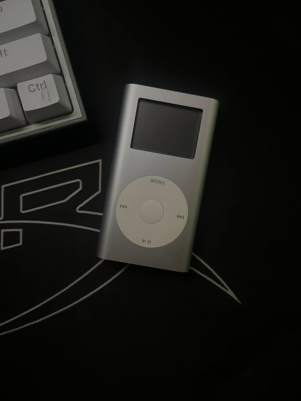 السلام عليكم - ايبود ميني + ايبود نانو ، النانو بطارية جذا ضعيفة ، الميني خالي من اي مشاكل شخط ما بي بطارية شوية تعبانة يعني تطول وياك ساعة بس  + ويا جنطة مالته خاصة بي ، الاثنين بسعر 45 مع التوصيل .


**إذا كنت صاحب هذا الإعلان وتريد حذفه لأي سبب، رجاءا أرسل رسالة إلى الدعم الفني**