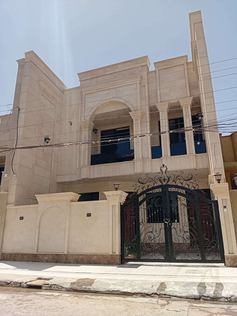 دار زيروو في السيدية بناء درجة أولى سنة 26  روماني .. على شارع عرض 15m

مكتب المجد للوساطة العقارية سيدية شارع العلوة مقابيل مدرسة حلم الغد.  

دار سكن زيرو طراز حديث موصفات ديكورات بالسقف مع ارضية مرمر واجهة مرمر مع مطبخ وخدمات الواح بالكامل شبابيك المنيوم تركي مع ابواب قاصة أمامية.. 

يحتوي على 3طوابق 5نوم مع غرفة سويت.خدمات عدد4

مساحة  160
واجهة.  8
نزال.    20

مكتب المجد للوساطة العقارية 

نسعى لخدمتكم نحو الأفضل نستقبل كافة عروضاتكم السكنية والتجارية....

اكتب رقم 1, يأتيك الرد مباشر...

اي استفسار مع مكتب المجد 

***********
***********

ارتفاع السقف ٣.٤٠م

