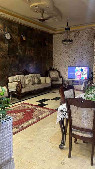 بيت للبيع مساحه 100متر طابقين بناء طابوق درجه اولى بالحر بدايه شارع الكابينات قريب على الشارع العام وقريب على شارع الكوسترات طابو زراعي باسمي تحويل مباشر موقعه جدا ممتاز قريب على سنتر زمزم فرع صالون بغداد السعر 165وبي مجال بسيط الاتصال على الرقم ***********
