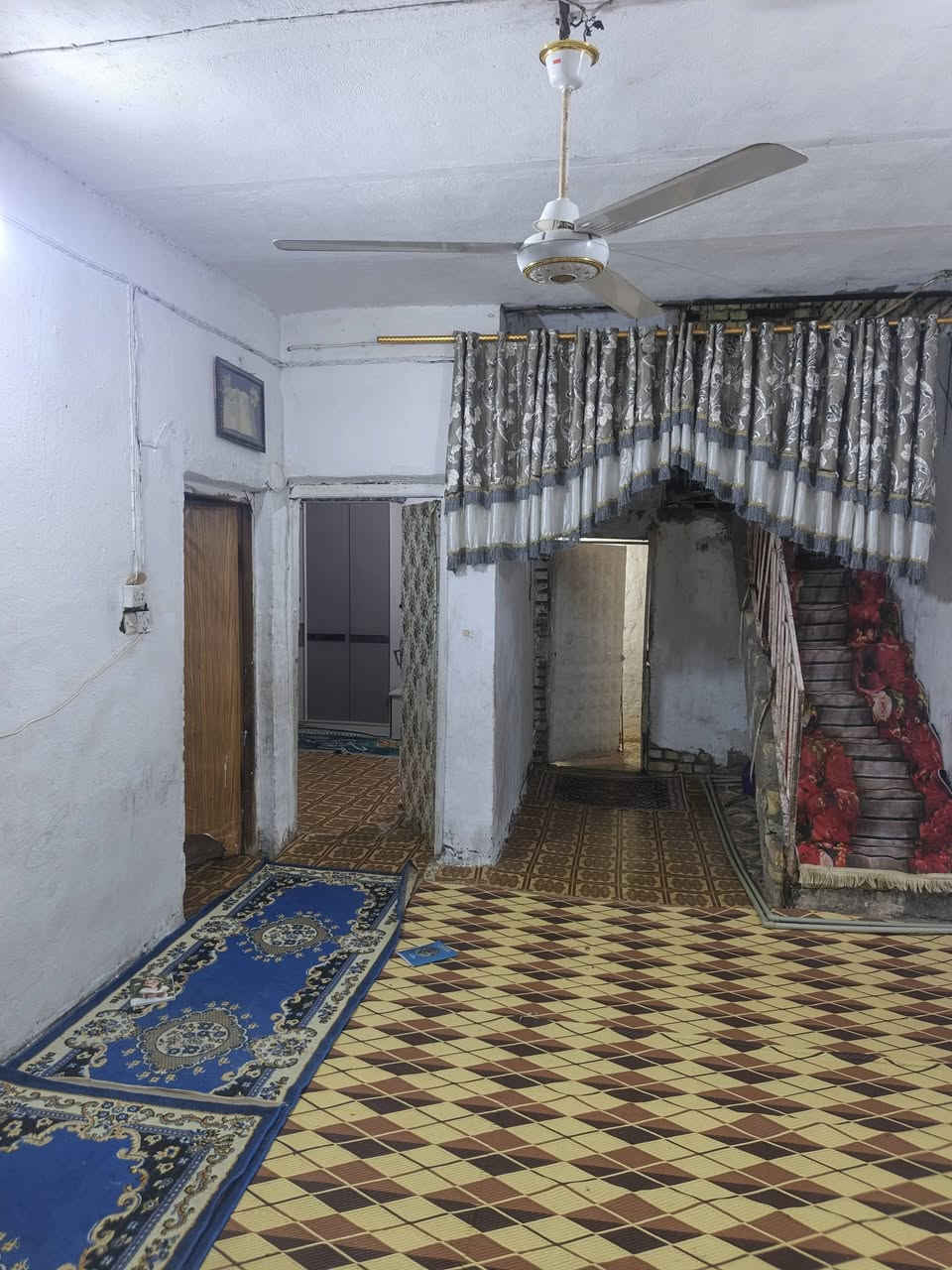 دار للبيع المساحة 200منطقه حي النداء ع شارع 20 جميع الخدمات طابقين غرف نوم 2طابق ارظي و استقبال ومطبخ وصاله وكراج ساره وصلات الطابق الثاني مشتمل غرف نوم عدد2وصاله وصحيات درج خارجي وداخلي البيت عكاده *********** بيع مستعجل
