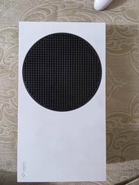 اكس بوكس سيريس اس • نظيفه • مع شاحن وبطاريات
