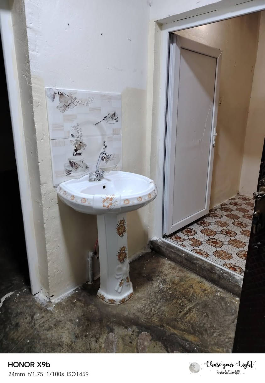 بسم الله الرحمن الرحيم 
من رخصة ابو الكروب /// كركوك  (حي العسكري)  دار للبيع زراعي  250متر طابق واحد  بي معاملة مال تمليك  البيت يتكون من غرفتين نوم + مخزن داخلي مفتوح + مخزن خارجي+استقبال + حمام داخلي +صحيات خارجي مع الحمام+  الحديقة كلش جبيرة  +بنهاية الحديقة غرفة  البيت كلشي مما ناقصة شي بس تكعد بي   السعر خاص وللأستفسار اتصل على هاي الارقام 
***********0++//(&)++***********
