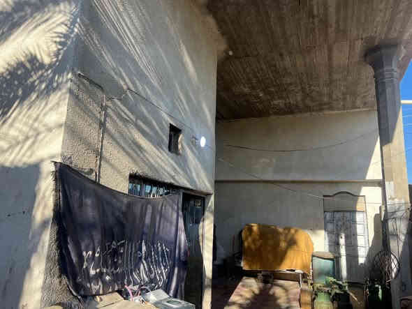 سلام عليكم ورحمه الله وبركاته دار للبيع في ابي الخصيب العوجة غريب لسايدين مال العوجة .   طابو صرف زراعي تحويل بسم المشتري البيت يحتوي على ثلاثة غرف نوم وصاله ومطبخ وحمام داخل وخارج وديوان وكراج سياره المساحه الكليه 355 متر السعر 120 بي مجال الاستفسار اتصال على الرقم ***********
