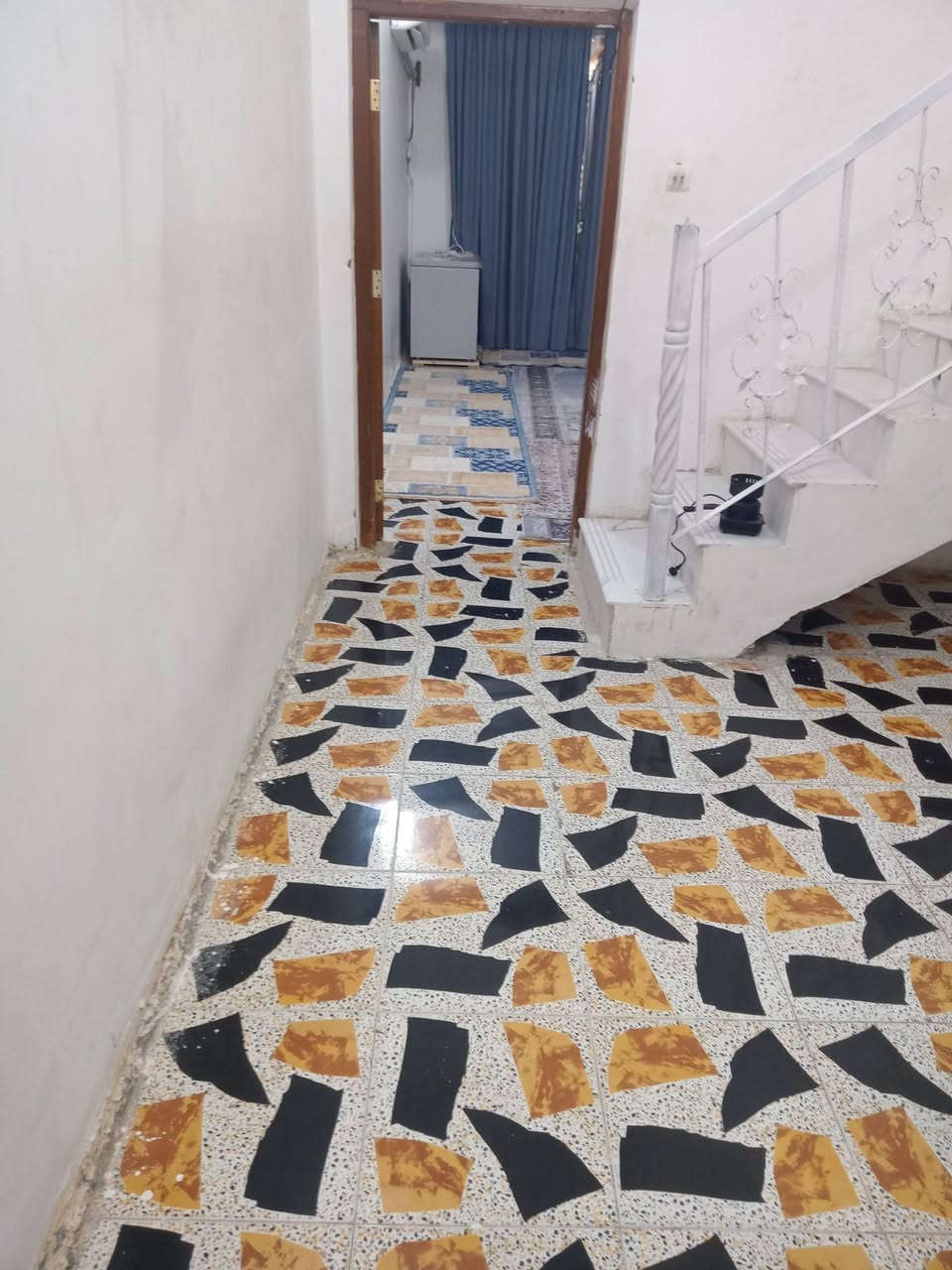 مشتمل للبيع بشارع ابو فضل مقابل ثانويه الألياف 100متر طولاني عرض الشارع 10 موضح خدمات موجدة  السعر 85مليون  للاستفار على الرقم ***********
