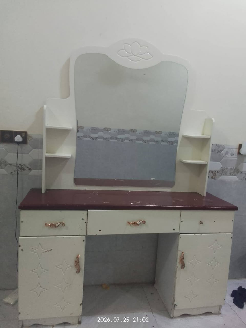 السلام عليكم غرفة نوم للبيع السعر 450 النظافة كما موضح بالصور 
العنوان الغالبية سيف سعد  @***********
