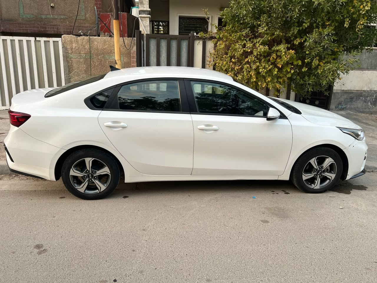 السلام عليكم

كيا سيراتو 2019 
موصفات عادية المجموعة الدولية
 
على ايدي من الشركة ماخذها زيرو 

مري شفط 
 تحكم ستيرن 
قطعتين تبريد 
مكينة 1600 دوش تنفس طبيعي
 
بيها 3 قطع بارد اثر طخات بسيطه مال شارع 
الجاملغ الخلف السائق 
الباب الخلف السائق 
باب السائق
 
وبيها بنيد ابو كيه رجع على السياره و ضربه فبدلته
 
ايرباك و دواخل و كير مكينه باتري تخم تاير تبريد كلشي ١٠٠٪؜ ربع دينار متصرف عليها جاهزه من كلشي مال جناي

ماشيه 263,000km

مكانها بغداد. مكلف بالنشر الشراي يتصل
سنوية بأسمي تحويل ثاني يوم 
وبيها هزة جديدة 
رقم الهاتف :***********
