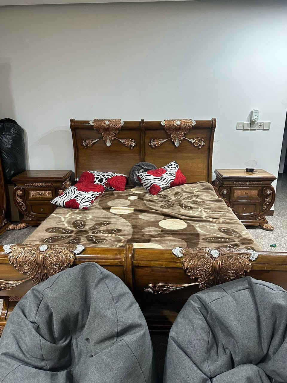 غرفة نوم للبيع خشب زان مصري ثقيل ميز تواليت ٤ يلا يشيلونه نضيفه بشكل الي يريدها يتواصل ع الرقم *********** العنوان كركوك
