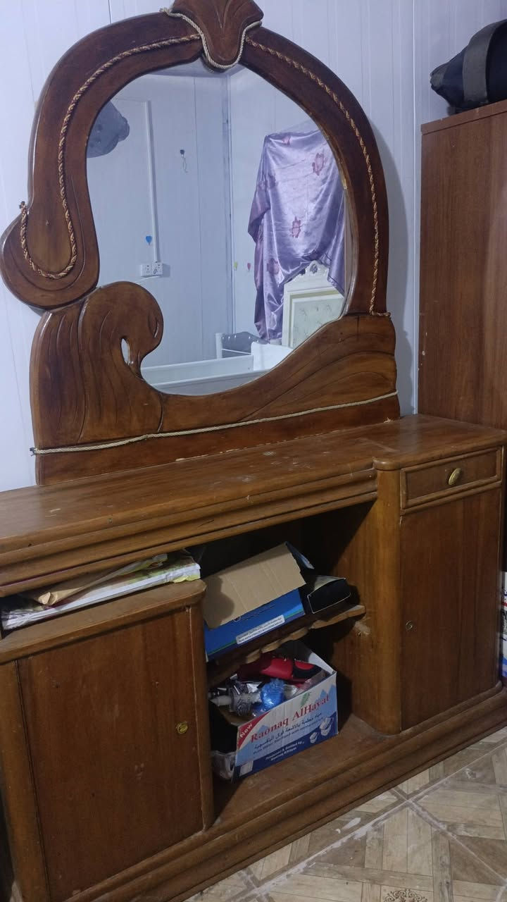 غراض جدا نضيفه
المكان بابل شارع 80 مقابل شارع الحسينية 
قريوله الحجم متر /20عرض 80 السعر 125اصلي 
قريوله  حديد الطول متر /20العرض 80 ///السعر 60
ميز تواليت فقط السعر 40الف نضيف 
مسجل اصلي مال اكسنت هوه والكفر مالته السعر 40
مسجل كورلا اصلي السعر 30الف 
بكج كامل شاشتين مع غراض كامله بسعر 35الف 

متواجد وتساب ***********
متواجد ماسنجر
