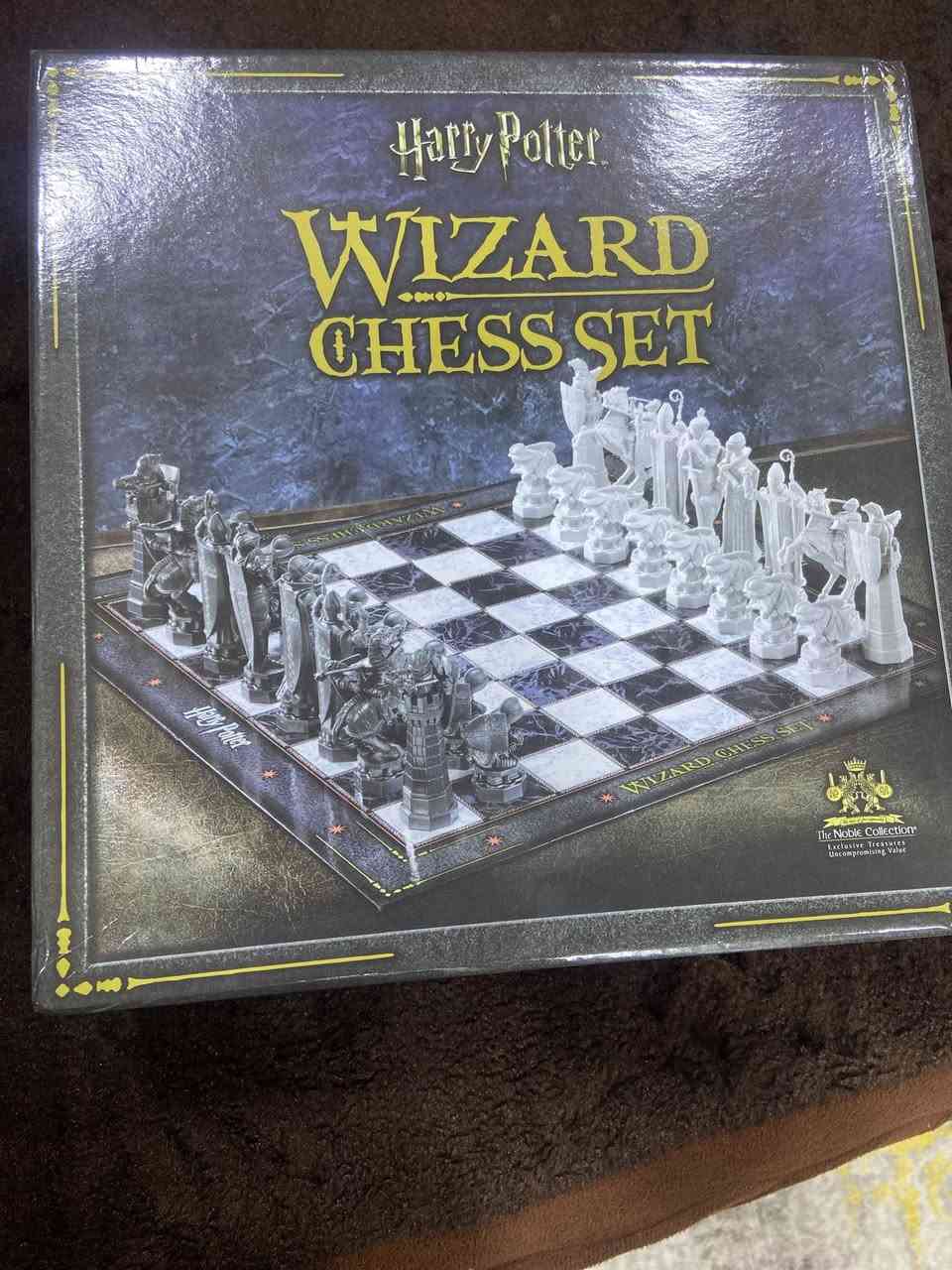 طقم شطرنج السحرة) المستوحى من سلسلة أفلام هاري بوتر (
وتحديداً من الجزء الأول "هاري بوتر وحجر الفيلسوف".
إليك أهم التفاصيل عنه:
ما هو هذا المنتج؟
• الإصدار: هو نسخة رسمية من إنتاج شركة The Noble Collection، وهي شركة معروفة بدقة تفاصيل منتجاتها السينمائية.
• التصميم: القطع مصممة لتبدو تماماً مثل التماثيل العملاقة "والمخيفة" التي لعب بها هاري ورون وهيرميني في الفيلم.
• المكونات: تحتوي العلبة على 32 قطعة شطرنج (فريق أبيض وفريق أسود) مع لوحة اللعب وكيس قماشي لحفظ القطع.


**إذا كنت صاحب هذا الإعلان وتريد حذفه لأي سبب، رجاءا أرسل رسالة إلى الدعم الفني**