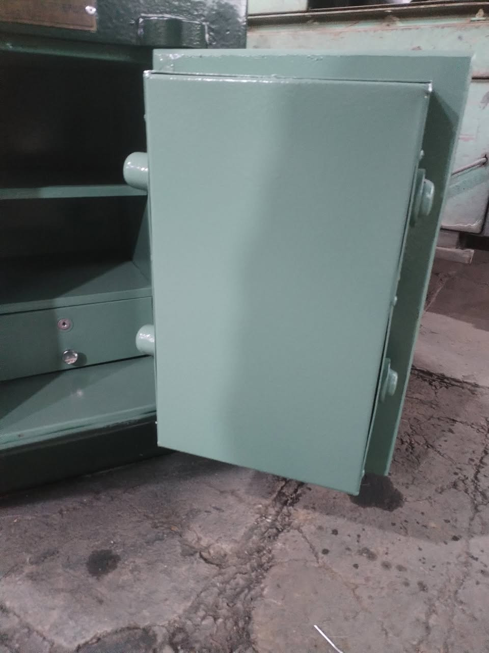 قاصه عراقيه قديمه
الارتفاع 60 سم
العرض 50 سم
العمق 50سم
الوزن 300
رقم الهاتف
***********
