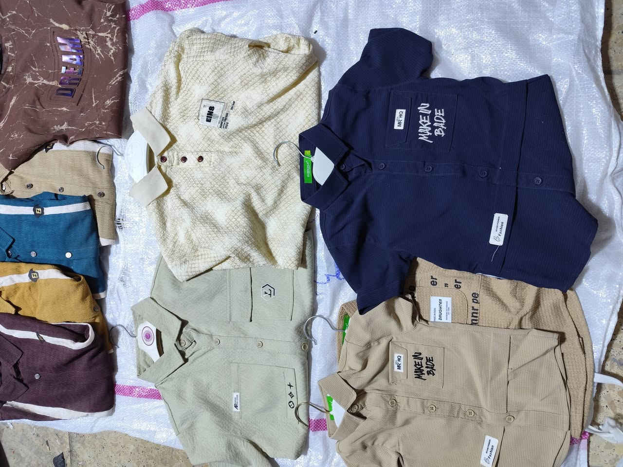 السلام عليكم تصفية مخازن ملابس جديد
ملابس جديد مو شي ان القياس من عمر سنة الى 15سنة سعر الدرزن 24 الف يعني القطعة ب الفين 
ناصرية مركز ***********
