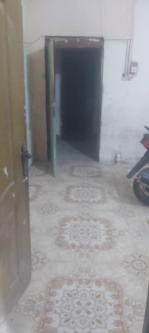 بيت طابقين للايجار في المعقل الطابق الاول يحتوي غرفتين وديوانيه ومطبخ ومشتملات وطارمه والطابق الثاني غرفه ومطبخ السعر 450 الف شامل الماء والكهرباء
واتس ***********
