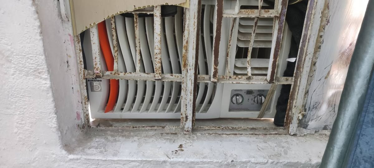 مكيف الحافظ طن ونص مكفول من الفتح شرط التبريد تجي ونشوف بروته برغي ما مفتوح بي سعره 250 وبيه مجال الطيبين  ***********
