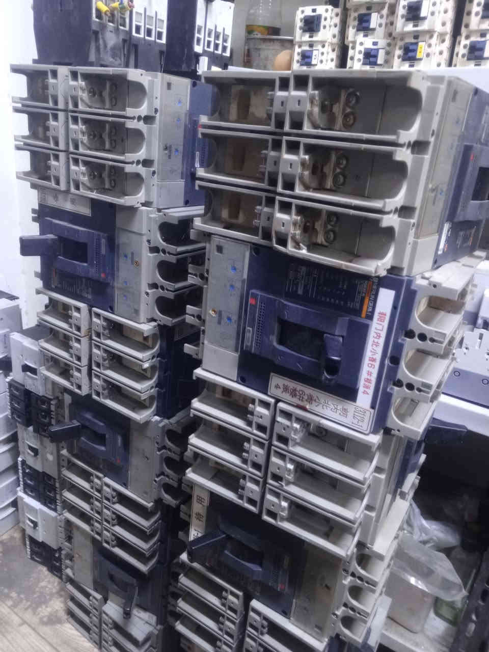 سلام عليكم ورحمه الله وبركاته
يوجد لدينا جميع الكونتكترات قواطع 
 اصلي جدا نضيف ABB . شنايدر فرنسي 
جميع الامبيرات متوفره بنسب الاسعار
 الاستفسار خاص 
👈***********👉 حسين عكد 
خدمه توصيل جميع محافضات العراق#
