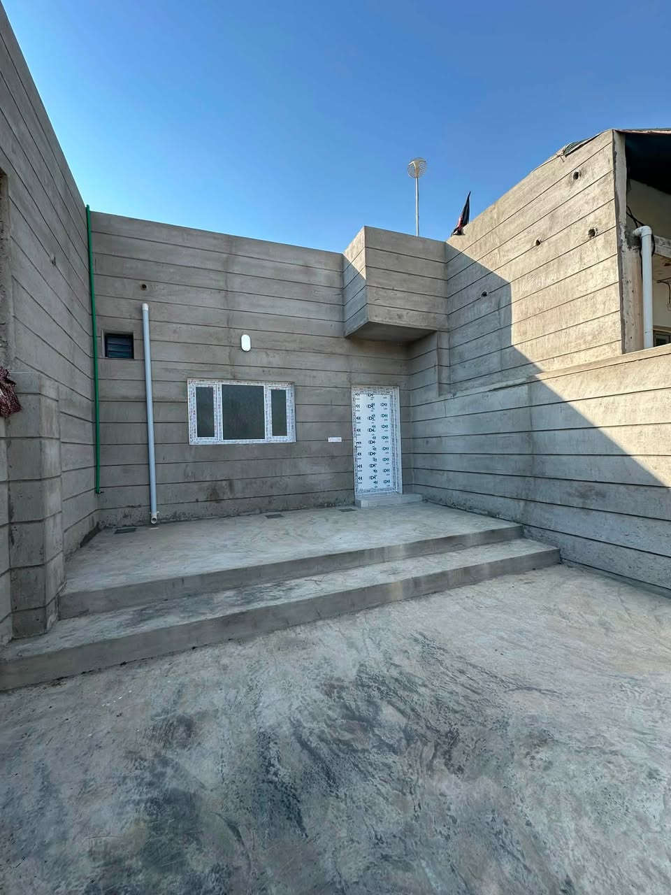 سلام وعليكم 

🏡🏠بيت للبيع 140م واجهه((5.5))ونزال((25.5))في يوسف بيك  مقابيله فارغ ((قرب الجسر))
🏠🏡((مطبخ وغرفتين نوم وكراج و صحيات خارج وداخل بيت ))وبي بير ماء
🏠بناء حديث 
للاستفسار اتصل على ***********
