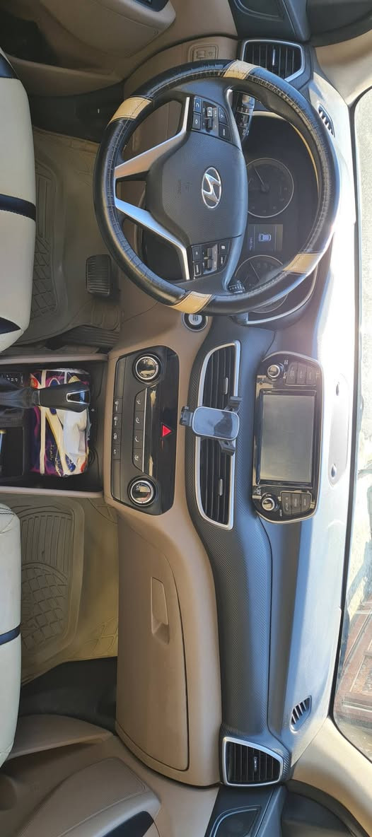 هونداي توسان خليجي 
الموديل ٢٠١٩
 عداد المسافة  165  الف وقابل للزيادة 
مواصفاتها 
بصمة 
شاشة اصلية 
اشارة ترحيب 
ابل كار بلي + اندرويد اوتو 
حساس امامي خلفي 
كاميرا دوارة 
شاحن واير ليس 
سايد بريك 
السنوية تنتهي ٢٠٢٨
الهزة كاملة لل ٢٠٢٦ شهر ال ١١
السيارة مكفولة من الدعم 

السعر 200 ومجال 

***********
***********
