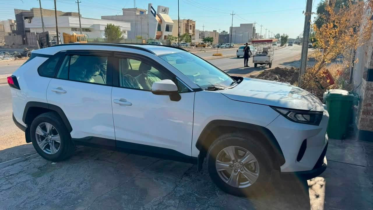 RAV4    23
موديل 23  LE
هايبرد
ماشيه 60الف كيلو 
كشنات قماش 
بيهة قطعه وحده فقط صبغ الي هيه الجاملغ الايسر ولباقي كفاله 

السعر ب195 ورقه 
مكاني سامراء 
الرقم للتواصل ***********
