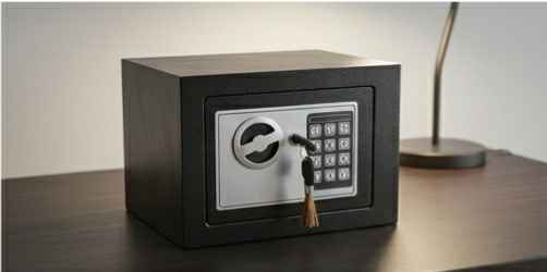 السعر ٢٥ الف والتوصيل ٥ الف لجميع محتفضات العراق
واتساب ***********

صندوق الأمانات الإلكتروني T-17 هو خزنة 

منزلية مدمجة مصممة لحماية ممتلكاتك الثمينة مثل النقود والمجوهرات والوثائق المهمة. يتميز هذا الصندوق بنظام قفل مزدوج لتعزيز الأمان. 
الميزات والمواصفات الرئيسية
الأمان: يوفر الصندوق حماية ضد السرقة. يستخدم نظام قفل إلكتروني رقمي بالإضافة إلى مفاتيح تجاوز يدوية (طوارئ). يمكن ضبط رمز الأمان المكون من 3 إلى 8 أرقام وتغييره بسهولة.
المواد والتصميم: مصنوع من الفولاذ المتين والمقاوم للتآكل والصدأ. يتميز بلمسة نهائية خارجية مقاومة للخدش.
السعة والأبعاد:
السعة: 5 لتر أو 8 لتر (تختلف حسب التسمية التجارية).
الأبعاد الخارجية: حوالي 17 سم ارتفاع × 23 سم عرض × 17 سم عمق.
خيارات التركيب: يمكن تثبيته بمسامير في الحائط أو الأرضية لزيادة الأمان ومنع سرقته بالكامل، وتأتي البراغي متضمنة.
المحتويات: يتضمن الصندوق عادةً المفاتيح الاحتياطية وبراغي التثبيت وبطانات سجاد داخلية لحماية الأغراض. بغداد, العراق
