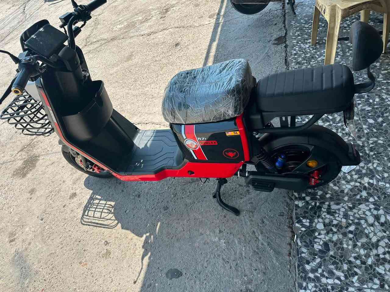 السلام عليكم 
دراجه شحن استخدام شهر شركه winlee R7 
5بطاريات ليثيوم 
4سرع مع نضام بك 
لايت زنون كهربائيتاها كلها ليد 
السعر 600وبيها مجال 
السكن غزاليه شارع المشجر 
***********
